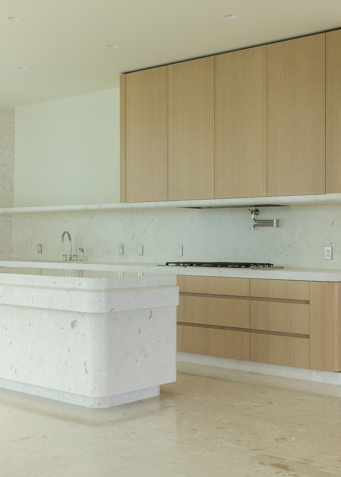 Elegant Italian kitchen with bespoke cabinetry Elegant Italian kitchen with bespoke cabinetry